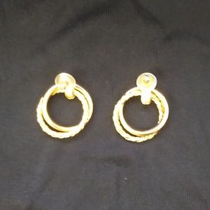 Goldtone classic stud earrings.